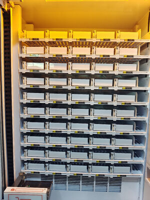 Ηλεκτρονικό μηχάνημα για ζεστό φαγητό Haloo αυτοεξυπηρέτηση μεσημεριανό μπέντο με λειτουργία θέρμανσης Μεγάλη χωρητικότητα μηχάνημα πωλήσεων τροφίμων